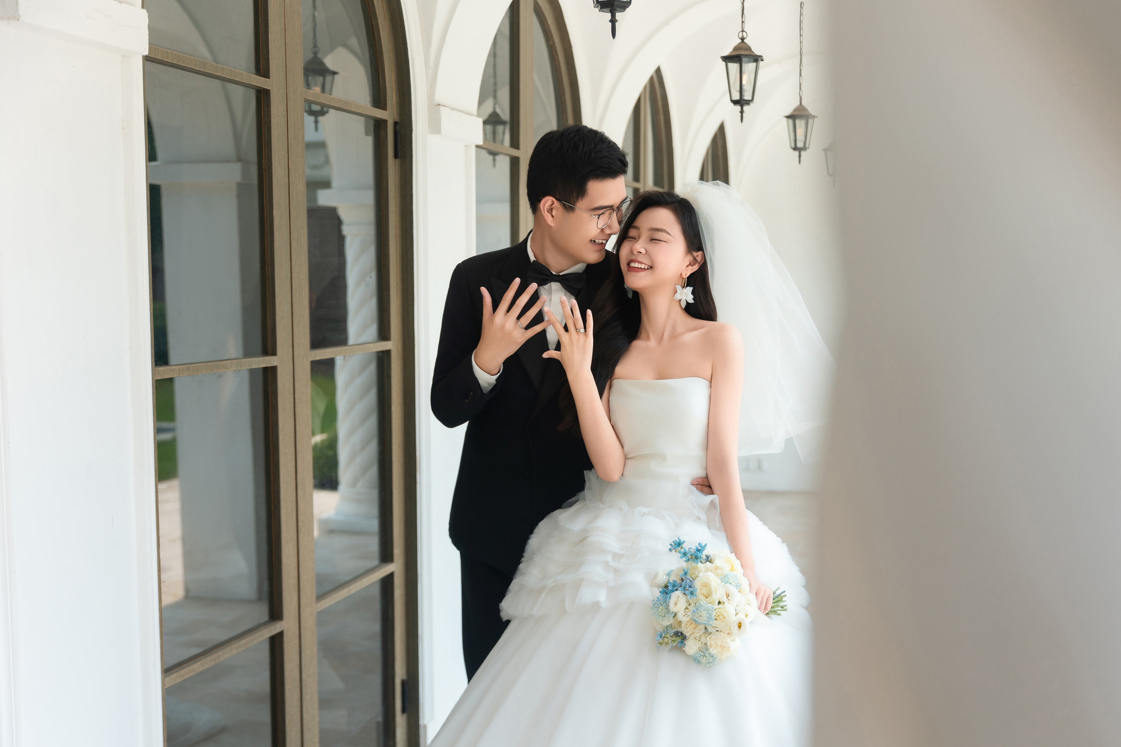 白色拱廊中新人甜蜜互动