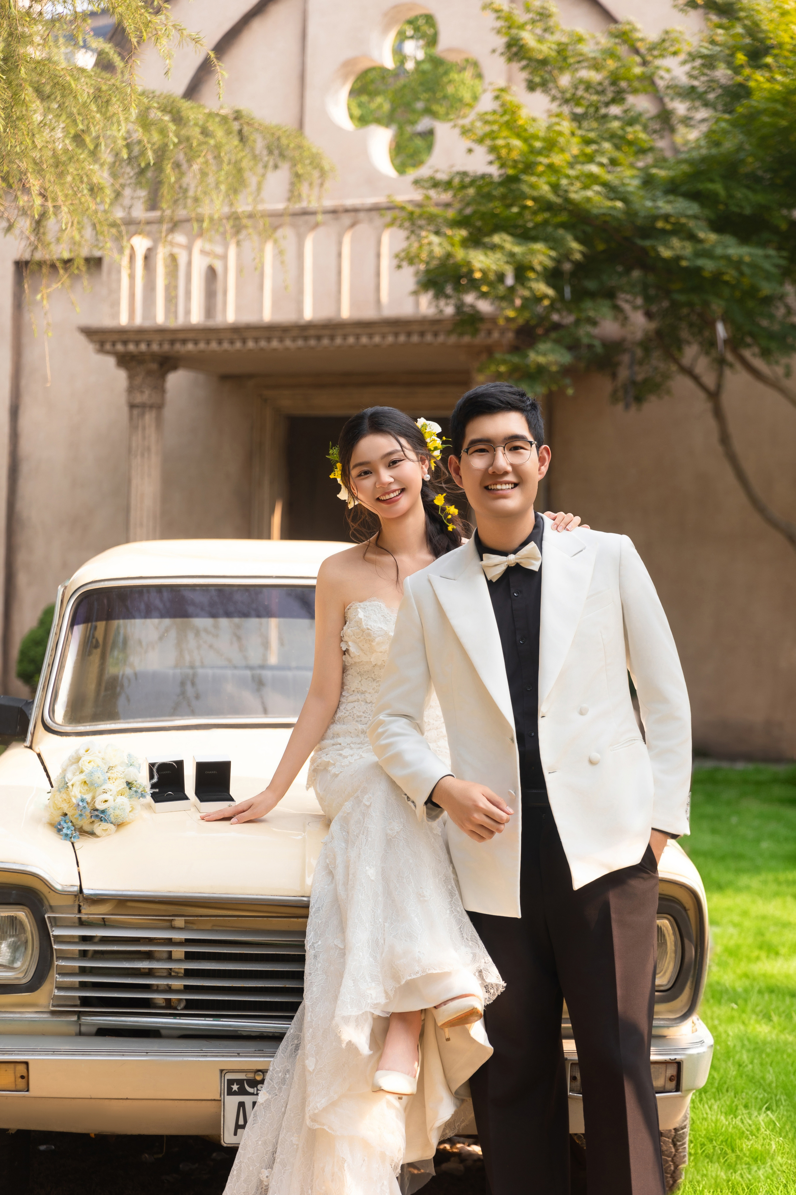 婚车旁的新人合影