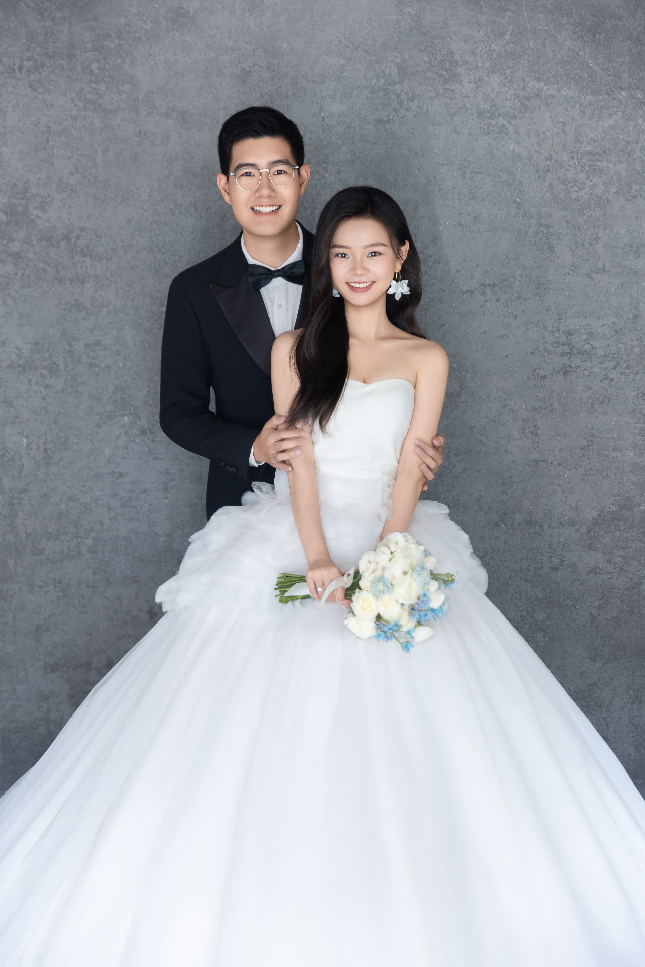 新人挽臂的婚纱合影