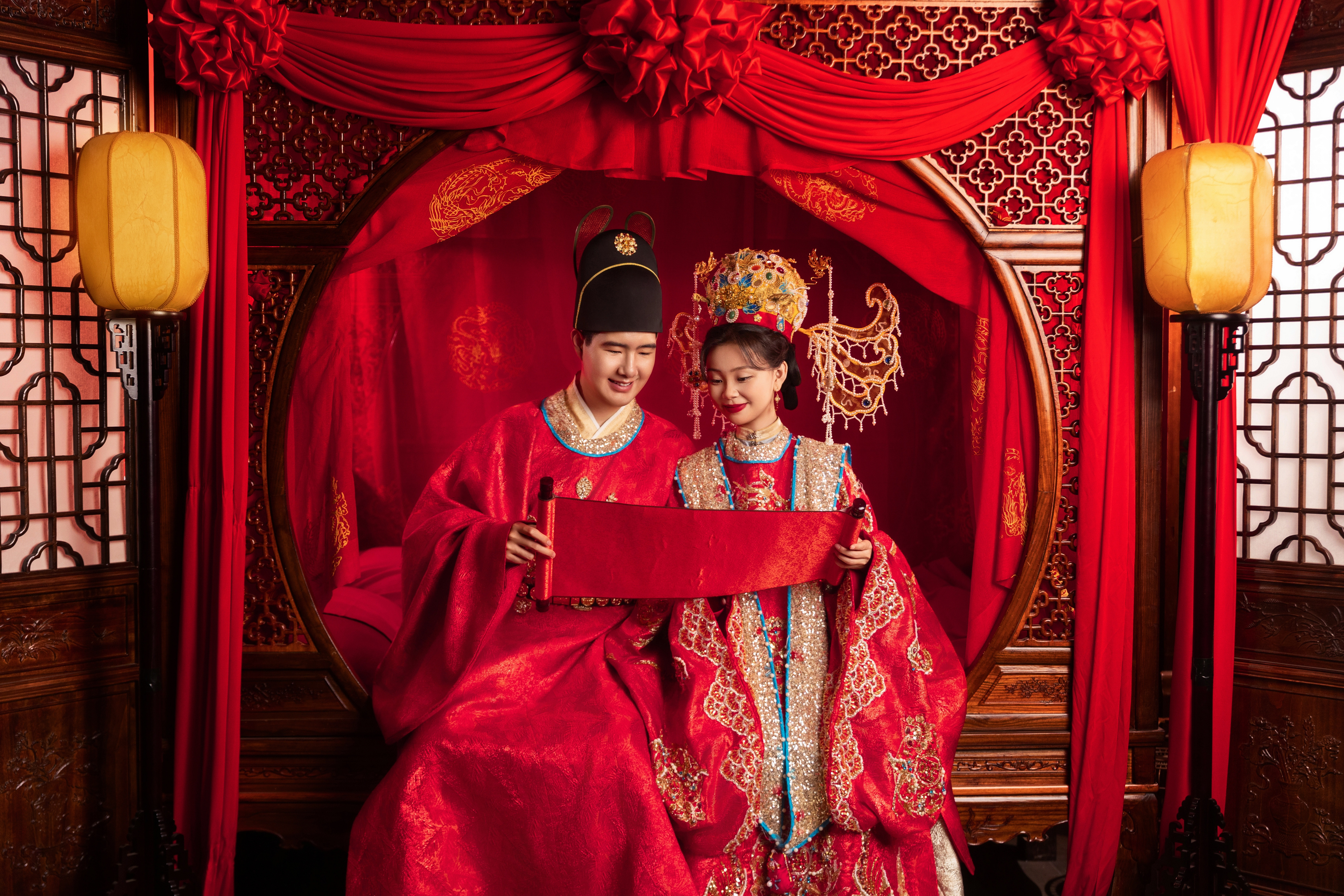 红帐下的新人展示婚书