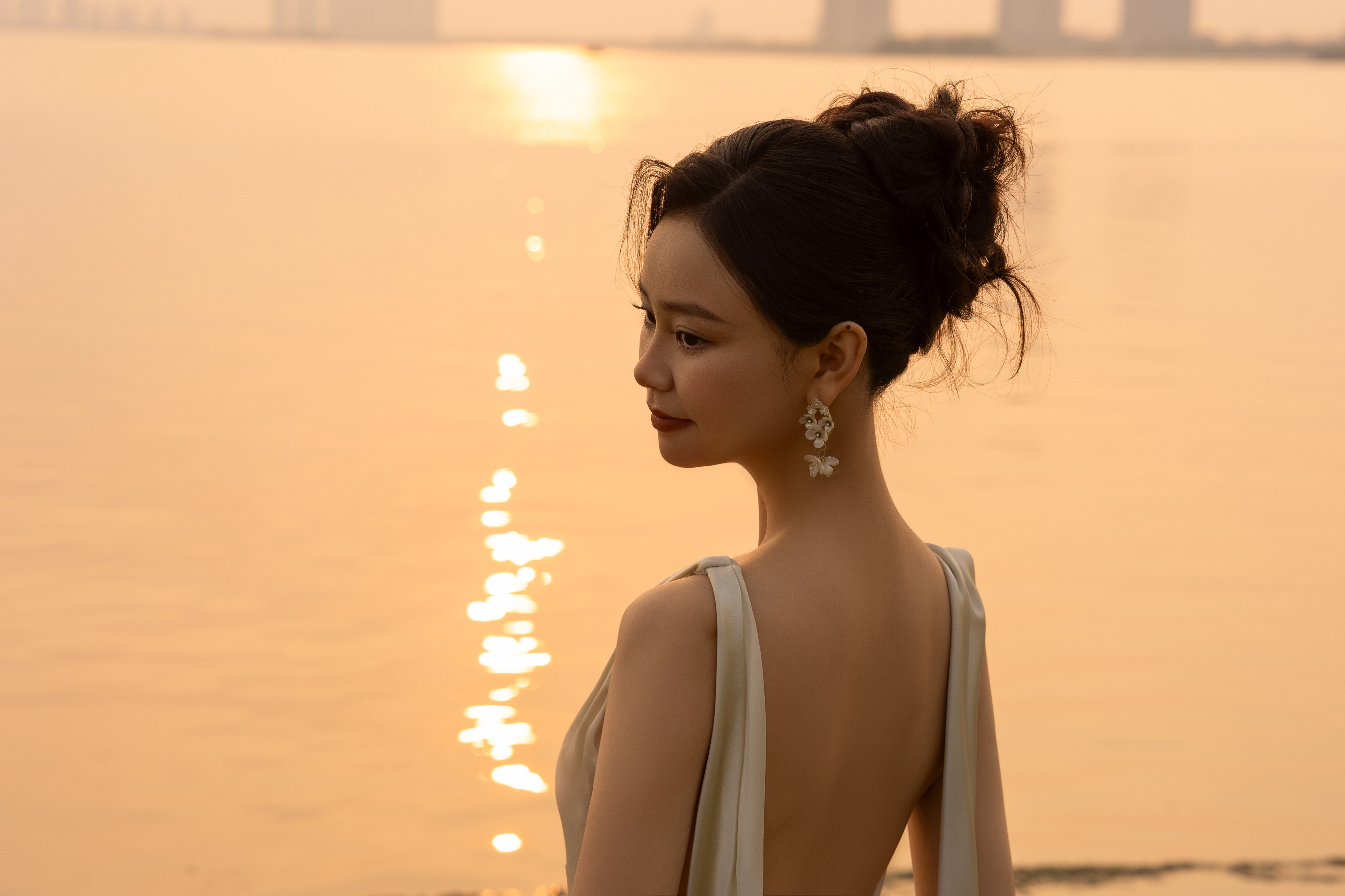湖畔夕阳里的新娘侧颜